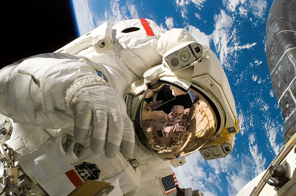 File:Piers Sellers spacewalk.jpg