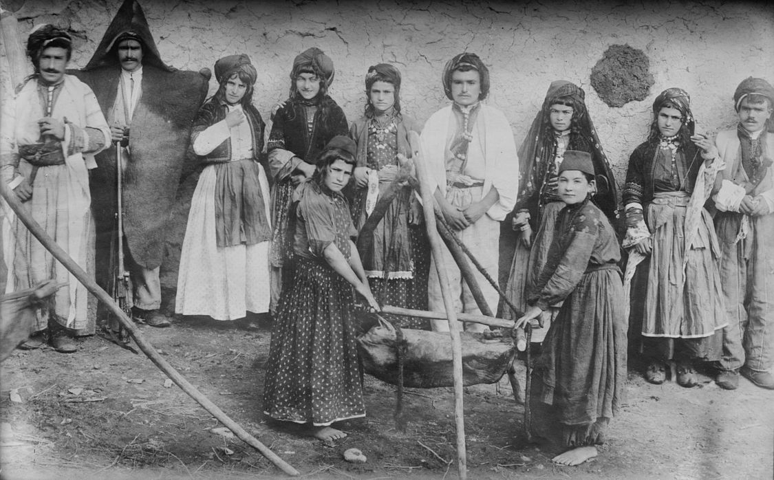 Assyrian family in Maranah.jpg